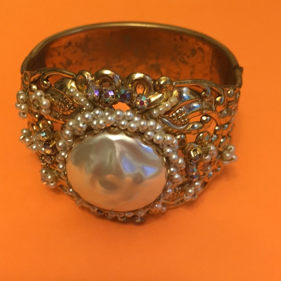 Gorgeous Vintage Clamp Bracelet With Faux Pearls and Aurora Borealis Stones - Picture 3 of 8